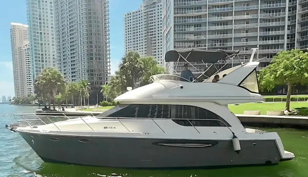 Beautiful Meridian 42’ yacht available for rental in Miami, FL