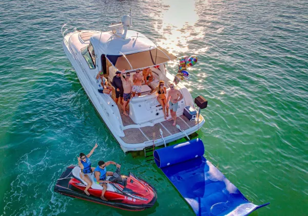 5⭐️ Sea Ray Sundancer 45 feet up to 13 people available for rental in Miami, FL